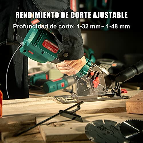 Persona usando una sierra circular ajustable en madera.