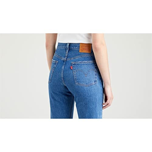 Vista trasera de jeans azules clásicos.