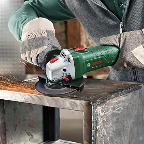 Persona usando una amoladora angular Bosch para cortar metal.