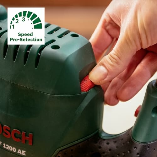 Persona ajustando la velocidad de un taladro Bosch.