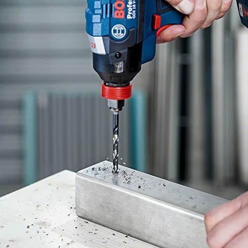 Taladro inalámbrico perforando metal.