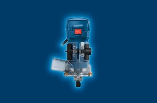 Enrutador eléctrico de carpintería sobre fondo azul.