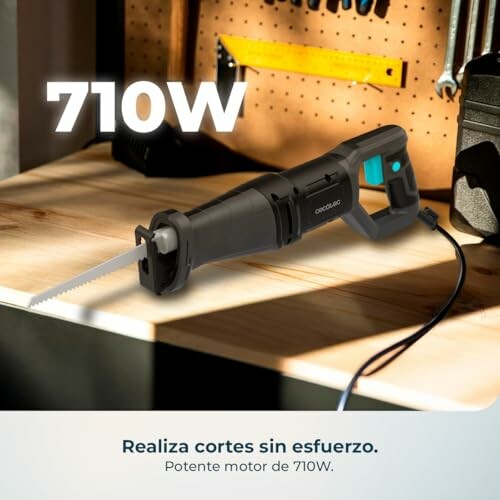 Sierra eléctrica en un taller con motor de 710W.