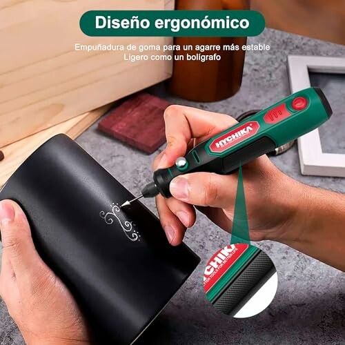 Herramienta de grabado en uso sobre una taza metálica.