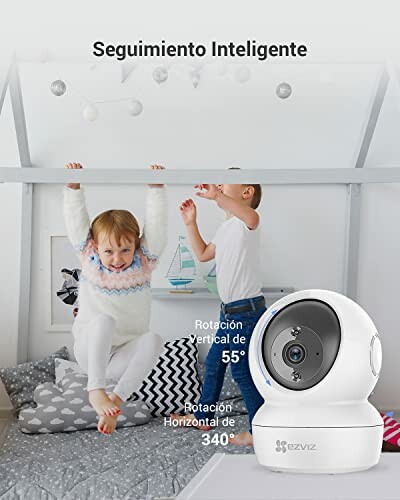 Niños jugando en una habitación con cámara de seguridad EZVIZ