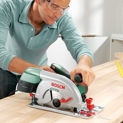 Hombre usando una sierra circular en una mesa de madera