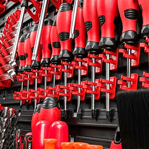 Conjunto de destornilladores rojos organizados en un panel.