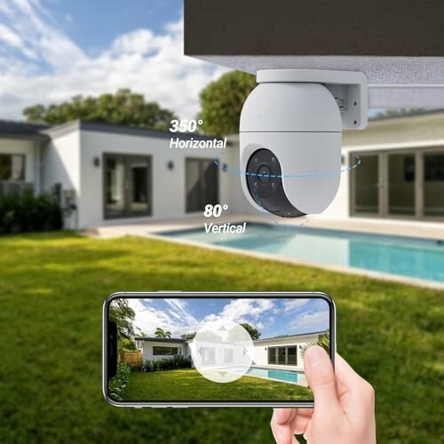 Cámara de seguridad al aire libre con vista de smartphone.