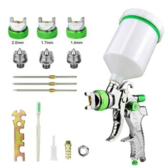 Pistola de pintura con accesorios y boquillas.