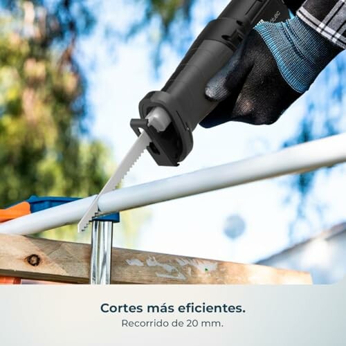 Sierra recíproca cortando metal con eficiencia.