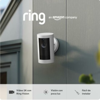 Cámara de seguridad Ring montada en una pared exterior.
