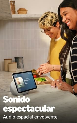 Dos personas cocinando con un altavoz inteligente en la cocina