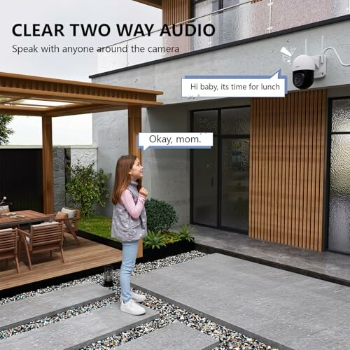 Niña hablando con cámara de seguridad con audio bidireccional.