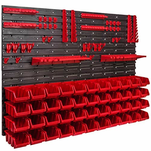 Sistema de almacenamiento de pared con contenedores rojos y ganchos.