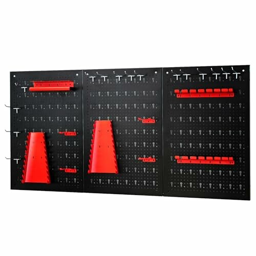 Panel de herramientas montado en la pared con ganchos y soportes rojos.